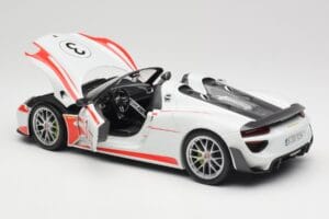 Porsche 918 Spyder Weissach Package Salzburg Minichamps 1:18 110062441 Druckguss — Bild 5 von 8