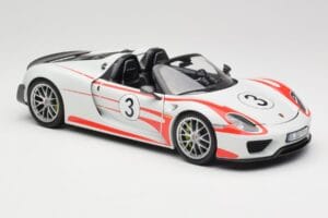 Porsche 918 Spyder Weissach Package Salzburg Minichamps 1:18 110062441 Druckguss — Bild 6 von 8