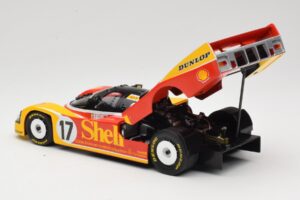 Porsche 962C Group C #17 D. Bell / H-J. Stuck / K. Ludwig 24 Hours of Le Mans 1988 Universal Hobbies 1:18 4704 Druckguss — Bild 5 von 8