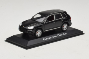 Porsche Cayenne Turbo Dark Green Metallic Minichamps 1:43 WAP02061117 Druckguss — Bild 2 von 5