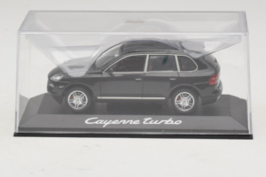 Porsche Cayenne Turbo Dark Green Metallic Minichamps 1:43 WAP02061117 Druckguss — Bild 4 von 5
