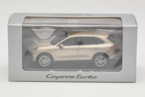 Porsche Cayenne 958 Turbo Gold Minichamps 1:43 WAP0200050E Druckguss — Bild 4 von 4
