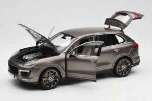 Porsche Cayenne E2 Turbo S Umbra Metallic Minichamps 1:18 WAP0213020F Druckguss — Bild 2 von 8