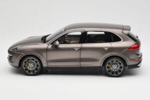 Porsche Cayenne E2 Turbo S Umbra Metallic Minichamps 1:18 WAP0213020F Druckguss — Bild 4 von 8