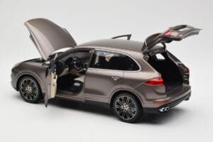 Porsche Cayenne E2 Turbo S Umbra Metallic Minichamps 1:18 WAP0213020F Druckguss — Bild 5 von 8