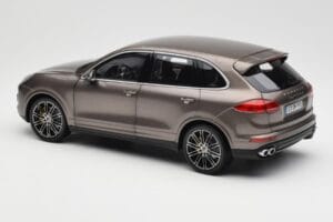Porsche Cayenne E2 Turbo S Umbra Metallic Minichamps 1:18 WAP0213020F Druckguss — Bild 7 von 8