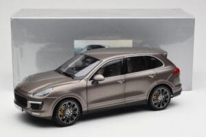 Porsche Cayenne E2 Turbo S Umbra Metallic Minichamps 1:18 WAP0213020F Druckguss — Bild 8 von 8
