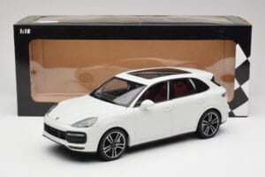 Porsche Cayenne 9YA Turbo Weiß Metallic Minichamps 1:18 155042560 Druckguss — Bild 8 von 8