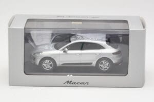 Porsche Macan 95B Silver Grey Metallic Prototyp Minichamps 1:43 WAP0201540E Druckguss — Bild 4 von 4