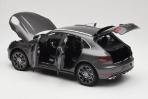 Porsche Macan Turbo 95B Grey Metallic Minichamps 1:18 110062501 Druckguss — Bild 5 von 8