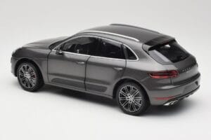 Porsche Macan Turbo 95B Grey Metallic Minichamps 1:18 110062501 Druckguss — Bild 7 von 8