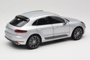 Porsche Macan Turbo 95B Silber Minichamps 1:18 110062504 Druckguss — Bild 3 von 8