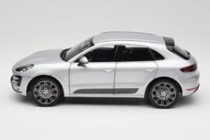 Porsche Macan Turbo 95B Silber Minichamps 1:18 110062504 Druckguss — Bild 4 von 8