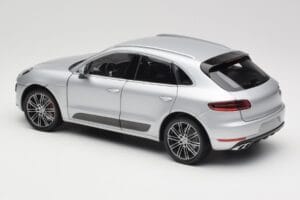 Porsche Macan Turbo 95B Silber Minichamps 1:18 110062504 Druckguss — Bild 5 von 8