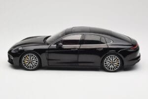 Porsche Panamera 971 Turbo S Schwarz Metallic Minichamps 1:18 113061076 Druckguss — Bild 4 von 8