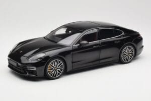 Porsche Panamera 971 Turbo S Schwarz Metallic Minichamps 1:18 113061076 Druckguss