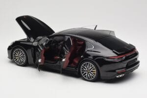 Porsche Panamera 971 Turbo S Schwarz Metallic Minichamps 1:18 113061076 Druckguss — Bild 5 von 8