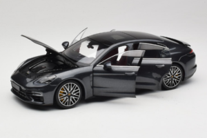 Porsche Panamera 971 Turbo S Grey Metallic Minichamps 1:18 113061073 Druckguss — Bild 2 von 8