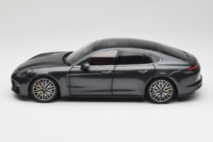Porsche Panamera 971 Turbo S Grey Metallic Minichamps 1:18 113061073 Druckguss — Bild 4 von 8