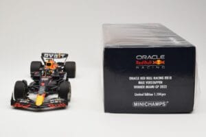 Red Bull Racing RB18 #1 M. Verstappen Winner Miami GP 2022 Minichamps 1:18 110220501 Druckguss — Bild 6 von 6