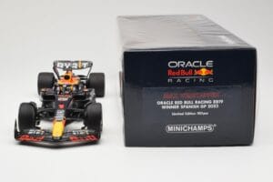 Red Bull Racing RB19 #1 M. Verstappen Winner Spanish GP 2023 Minichamps 1:18 110230801 Druckguss — Bild 6 von 6