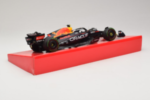 Red Bull RB18 #1 M. Verstappen Oracle Red Bull Racing Japanese Grand Prix Winner World Champion 2022 Minichamps 1:18 11322280 — Bild 3 von 7