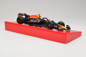 Red Bull RB18 #1 M. Verstappen Oracle Red Bull Racing Japanese Grand Prix Winner World Champion 2022 Minichamps 1:18 11322280 — Bild 4 von 7