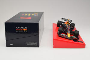 Red Bull RB18 #1 M. Verstappen Oracle Red Bull Racing Japanese Grand Prix Winner World Champion 2022 Minichamps 1:18 11322280 — Bild 6 von 7