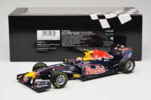 Red Bull RB7 Renault #2 M. Webber Red Bull Racing Showcar 2011 Minichamps 1:18 110110002 Druckguss — Bild 6 von 7