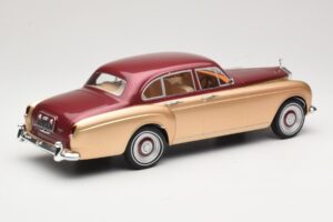 Rolls-Royce Silver Cloud III Flying Spur H.J. Mulliner Rot & Gold MCG 1:18 MCG18132 Druckguss — Bild 2 von 6