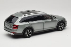 Skoda Octavia Mk4 Combi Grün Paudi Model 1:18 ZMR000005GRU Druckguss — Bild 3 von 8