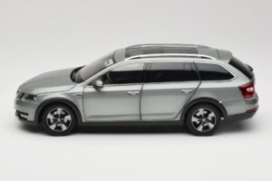 Skoda Octavia Mk4 Combi Grün Paudi Model 1:18 ZMR000005GRU Druckguss — Bild 4 von 8