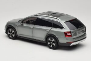 Skoda Octavia Mk4 Combi Grün Paudi Model 1:18 ZMR000005GRU Druckguss — Bild 7 von 8