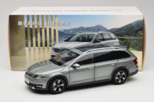 Skoda Octavia Mk4 Combi Grün Paudi Model 1:18 ZMR000005GRU Druckguss — Bild 8 von 8