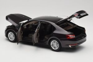 Skoda Superb Mk3 Schwarz Paudi Model 1:18 ZSS000006BLA Druckguss — Bild 5 von 8