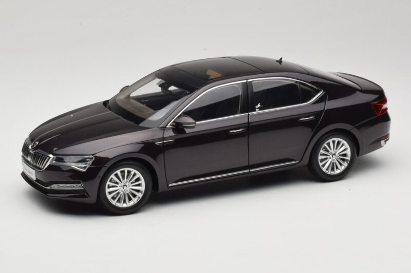 Skoda Superb Mk3 Schwarz Paudi Model 1:18 ZSS000006BLA Druckguss