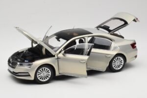 Skoda Superb Mk3 Gold Paudi Model 1:18 ZSS000006GOLD Druckguss — Bild 2 von 8
