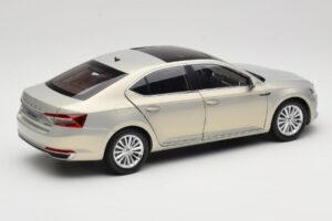 Skoda Superb Mk3 Gold Paudi Model 1:18 ZSS000006GOLD Druckguss — Bild 3 von 8