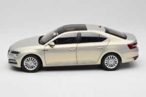 Skoda Superb Mk3 Gold Paudi Model 1:18 ZSS000006GOLD Druckguss — Bild 4 von 8