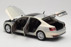 Skoda Superb Mk3 Gold Paudi Model 1:18 ZSS000006GOLD Druckguss — Bild 5 von 8