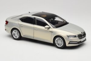 Skoda Superb Mk3 Gold Paudi Model 1:18 ZSS000006GOLD Druckguss — Bild 6 von 8