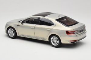 Skoda Superb Mk3 Gold Paudi Model 1:18 ZSS000006GOLD Druckguss — Bild 7 von 8