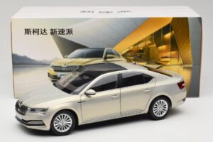 Skoda Superb Mk3 Gold Paudi Model 1:18 ZSS000006GOLD Druckguss — Bild 8 von 8