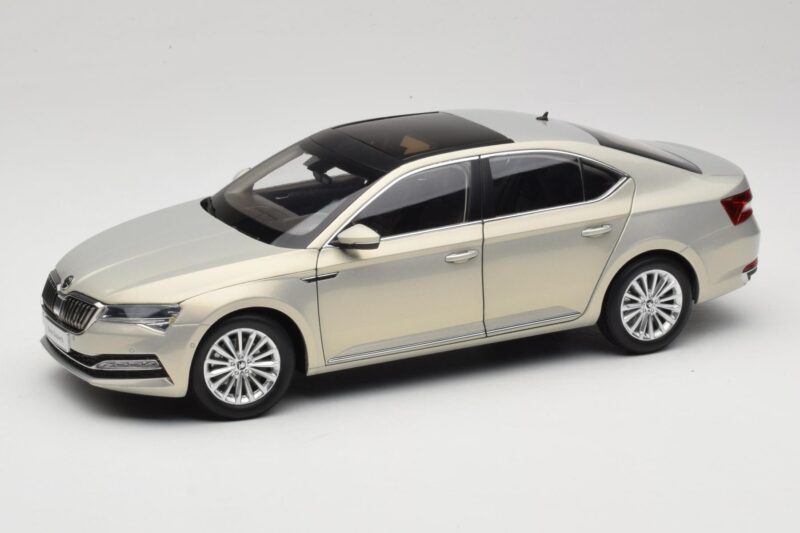 Skoda Superb Mk3 Gold Paudi Model 1:18 ZSS000006GOLD Druckguss