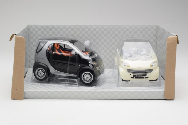 Smart Fortwo Schwarz & Weiß Maisto 1:18 Smart Fortwo Schwarz & Weiß Maisto 1:18 56045 Druckguss