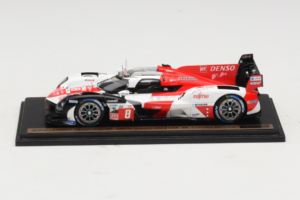 Toyota GR010 Hybrid Hypercar #8 S. Buemi / B. Hartley / R. Hirakawa Toyota Gazoo Racing 24 Hours of Le Mans 2023 Spark 1:43 T — Bild 2 von 4