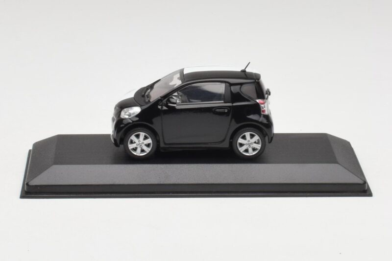 Toyota iQ Schwarz & Weiß Genfer Autosalon 2009 Minichamps 1:43 400166801 Druckguss