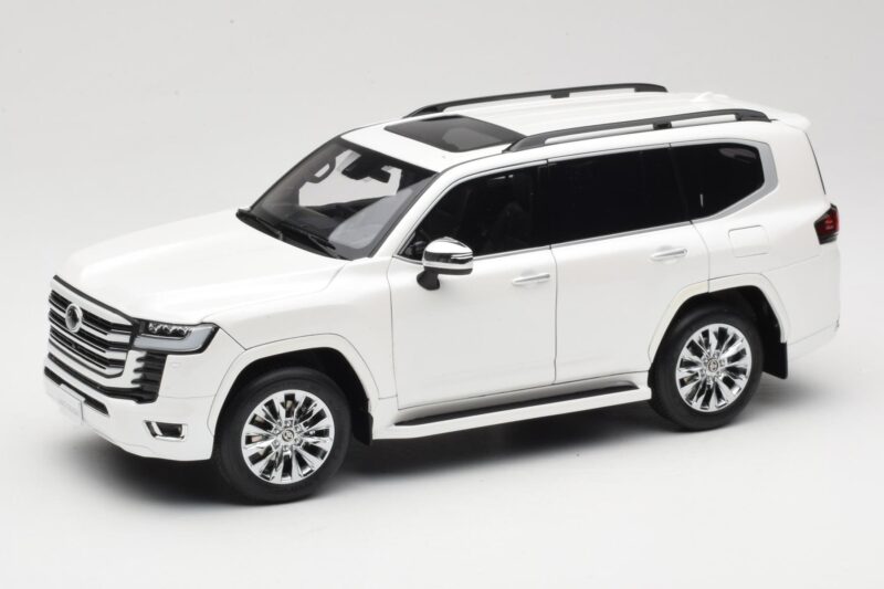 Toyota Land Cruiser J300 ZX Weiß LCD 1:18 LCD18013-ZX-WH Druckguss