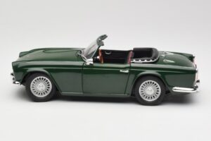 Triumph TR4 British Racing Green Revell 1:18 08827-T1 Druckguss — Bild 4 von 8