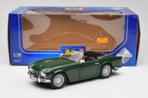 Triumph TR4 British Racing Green Revell 1:18 08827-T1 Druckguss — Bild 8 von 8